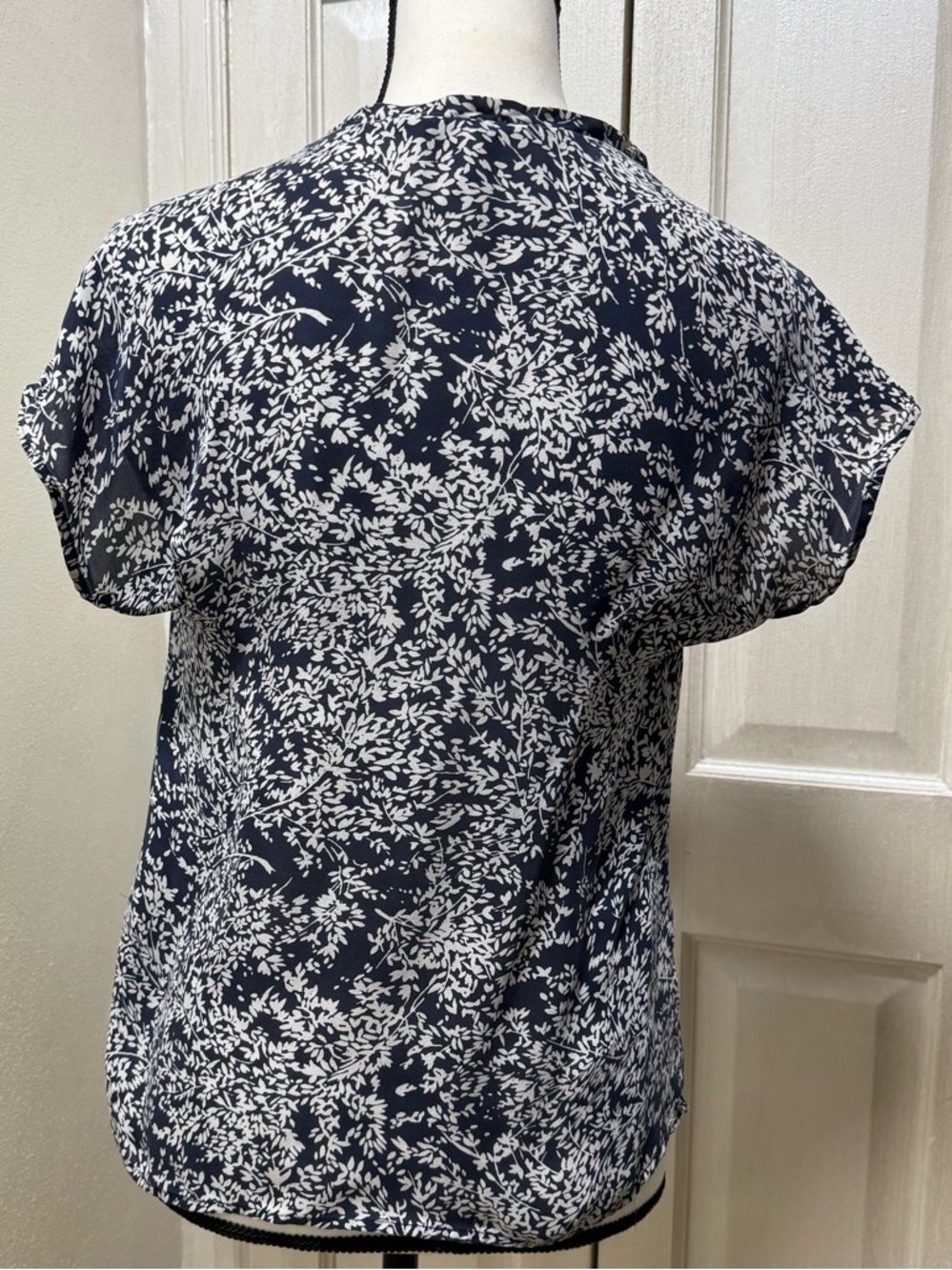 Joie Suela 100% Silk Navy/White Print Cap Sleeve Size S Lightweight Blouse - Picture 5 of 12